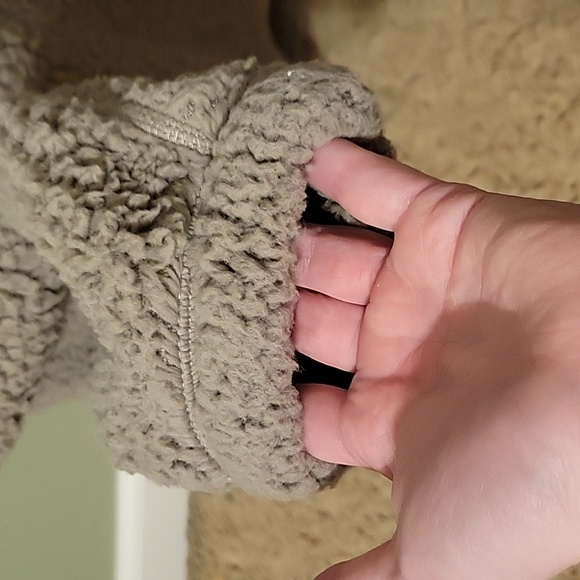 Never worn Abercrombie heavy sherpa - Picture 3 of 5